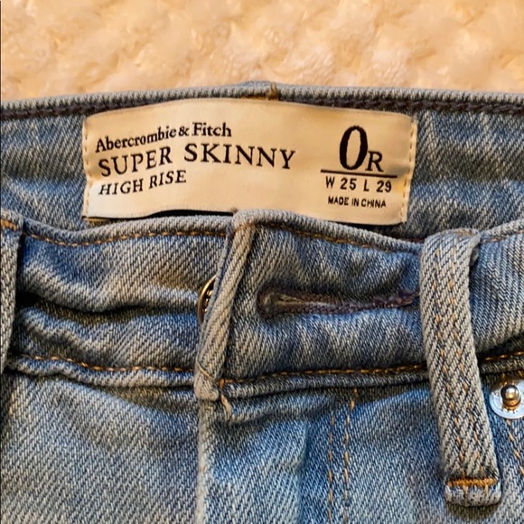 Skinny Abercrombie light torn jeans - Picture 2 of 3